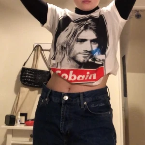 Kurt cobain tröja  - Säljer denna skitsnygga Kurt Cobain tröja då den inte är min stil längre. I storlek xs men lite oversized så passar även s-m. 