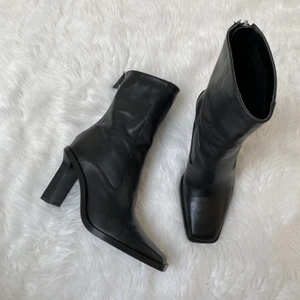 Zara stövlar 🖤 - Säljer dessa Zara stövlar i storlek 38. Äkta skinn 🖤 nypris 1290