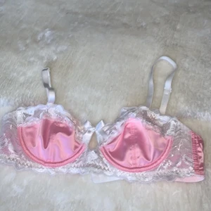 Rosa bh stl S - Superfin rosa bh från shein i storlek S. Säljs då jag råkade köpa fel storlek. Aldrig använd! 💕Frakt:24kr *** Blir eventuellt budgivning i kommentarerna kl 18:00 ikväll. ***