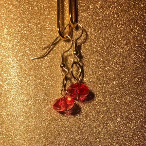 Hangjorda mörkrosa pärlörhängen - Hangjorda mörkrosa minimalistiska pärlörhängen med silverhägen✨✨