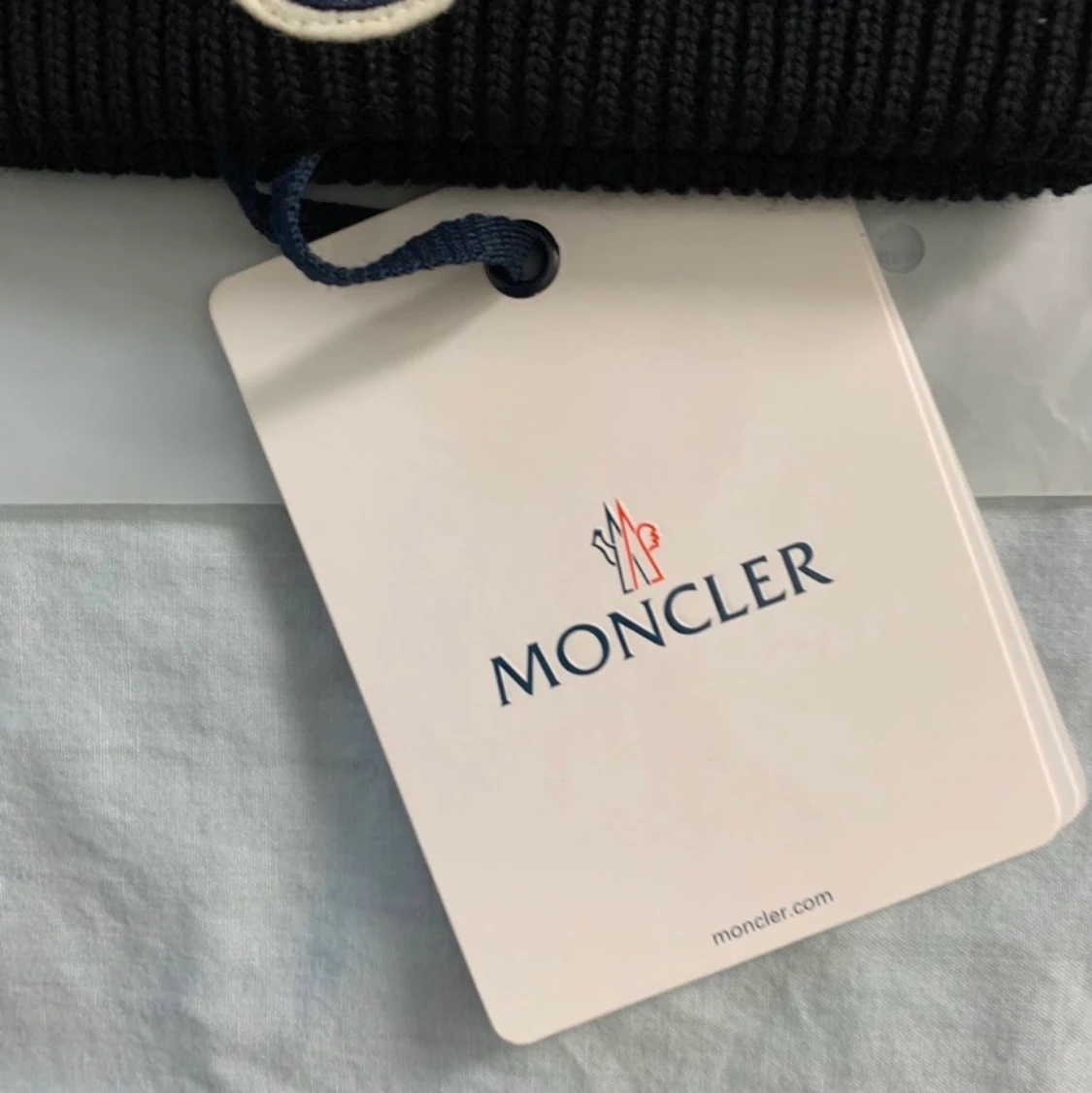 Moncler mössa  - 90