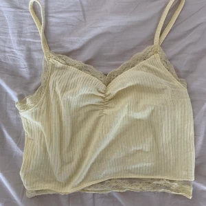 Gult linne - Gult sött linne med spets 