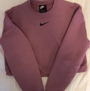 Nike Sweatshirt  - Super fin sweatshirt från Nike. Man kan dra åt den där nere🤎 storlek xs men skulle nog säga att den passar en S också!