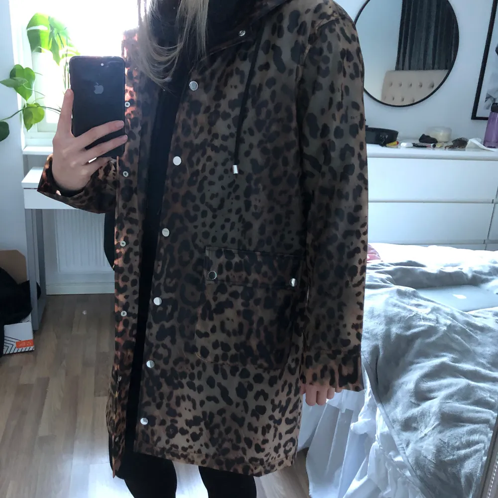 Regnkappa från ginatricot med leopardmönster som är lite genomskinlig med luva. St.36. Använt 1 gång och säljer för 180kr + frakt eller mötas upp. Skriv vid frågor eller fler bilder. . Jackor.