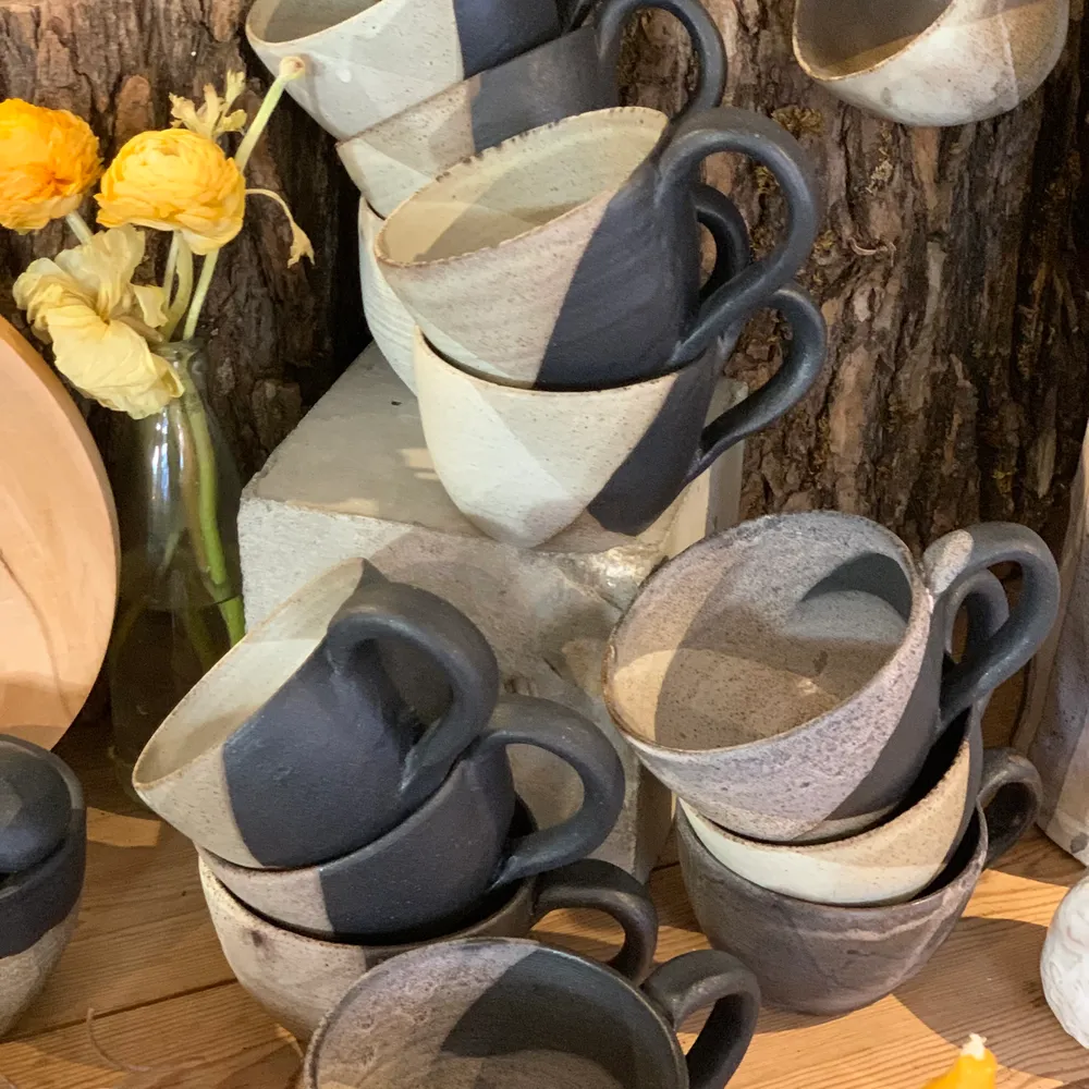 Helt nya moderna keramik koppar gjorda av Anja Nyberg i stengods. . Accessoarer.