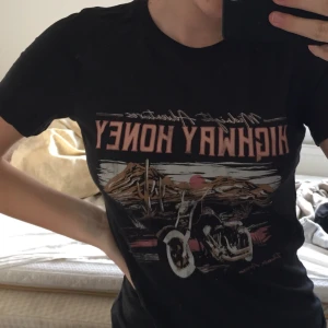 T-shirt - Cool svart t-shirt med tryck.                                      Osäker på storlek men t-shirten sitter så på mig     👆🏼👆🏼(S)