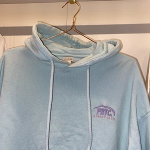 Hoodie - Hoodie från pull&bear. Knappt använd.