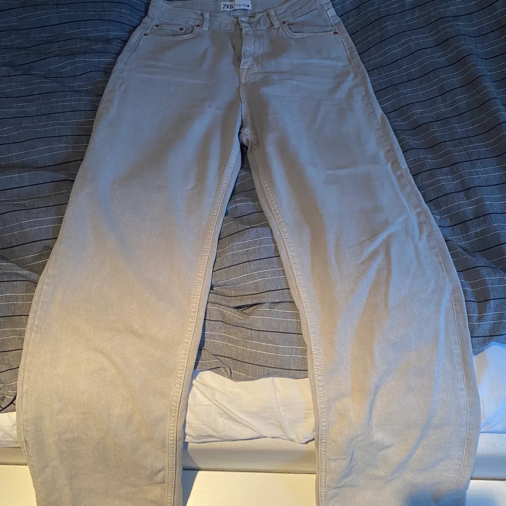 Säljer dessa populära Zara jeans i grått. Köpte här på plick men var tyvärr förstora för mig. Skriv vid fler frågor! Första bilden är lånad 🌼 högsta bud: 190kr. Jeans & Byxor.