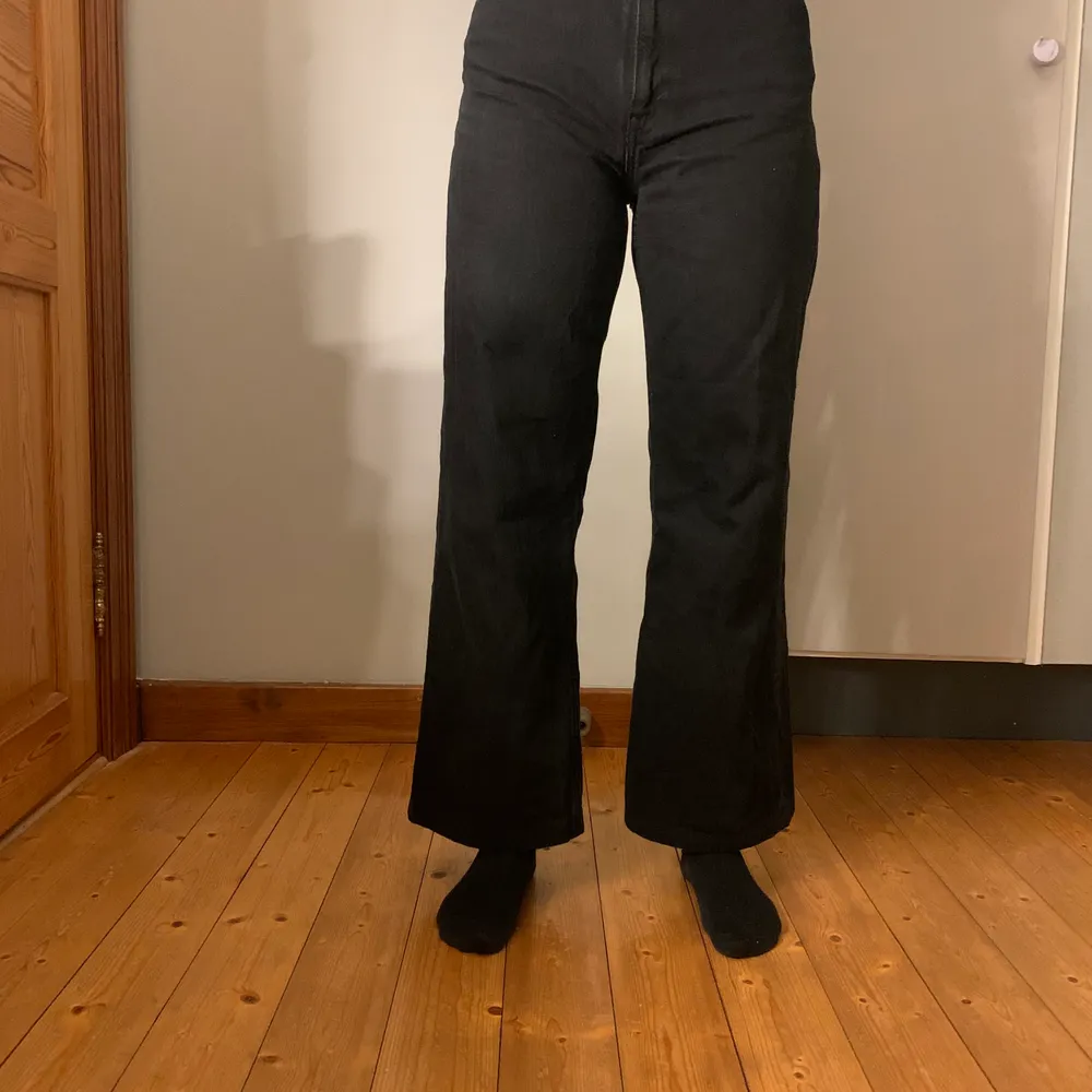 Ett par svarta jeans från monki i storlek 27. Väldigt bra skick, säljer pga att dem är för korta på mig som är 167cm. Köparen står för frakten💗💗 . Jeans & Byxor.