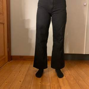 Ett par svarta jeans från monki i storlek 27. Väldigt bra skick, säljer pga att dem är för korta på mig som är 167cm. Köparen står för frakten💗💗 