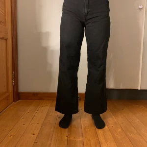 Svarta jeans  - Ett par svarta jeans från monki i storlek 27. Väldigt bra skick, säljer pga att dem är för korta på mig som är 167cm. Köparen står för frakten💗💗 