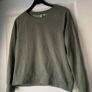 Grön collage tröja  - En fin standard collage tröja!✨
