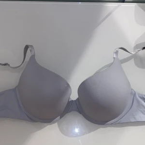 Victorias Secret BH - Helt ny BH med prislapp kvar! Råkade beställa hem två likadana BHar i storlek 34C (85b/75C skulle jag säga) från Victorias secret. Denna är det lite (men perfekt mycket) push up i 💞 