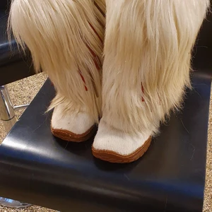 Moon fur boot - Säljer min  vintage sexig och unik moon fur goat boots som är mycket varmt och passar till vinter och snow.Då de kan också vara användass under summer just for fashione.De Är utsåld och användade bara 3 dager. Dem är i mycket bra skick och passar från 38_39.Finnss fler bilder Säljer de eftersom de är små.ny pris 4000.bud I kommenterna inclusive frakt .Men inte under 700