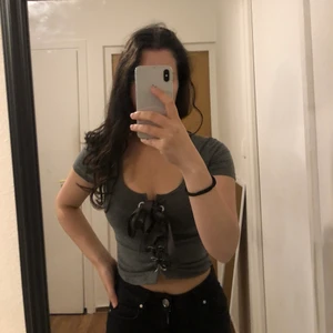 Grå t-shirt - Snygg grå t-shiet som kan knyta precis som man vill. Endast använd denna en gång. Köpt för länge sen . Möts i Malmö annars står kunden för frakt