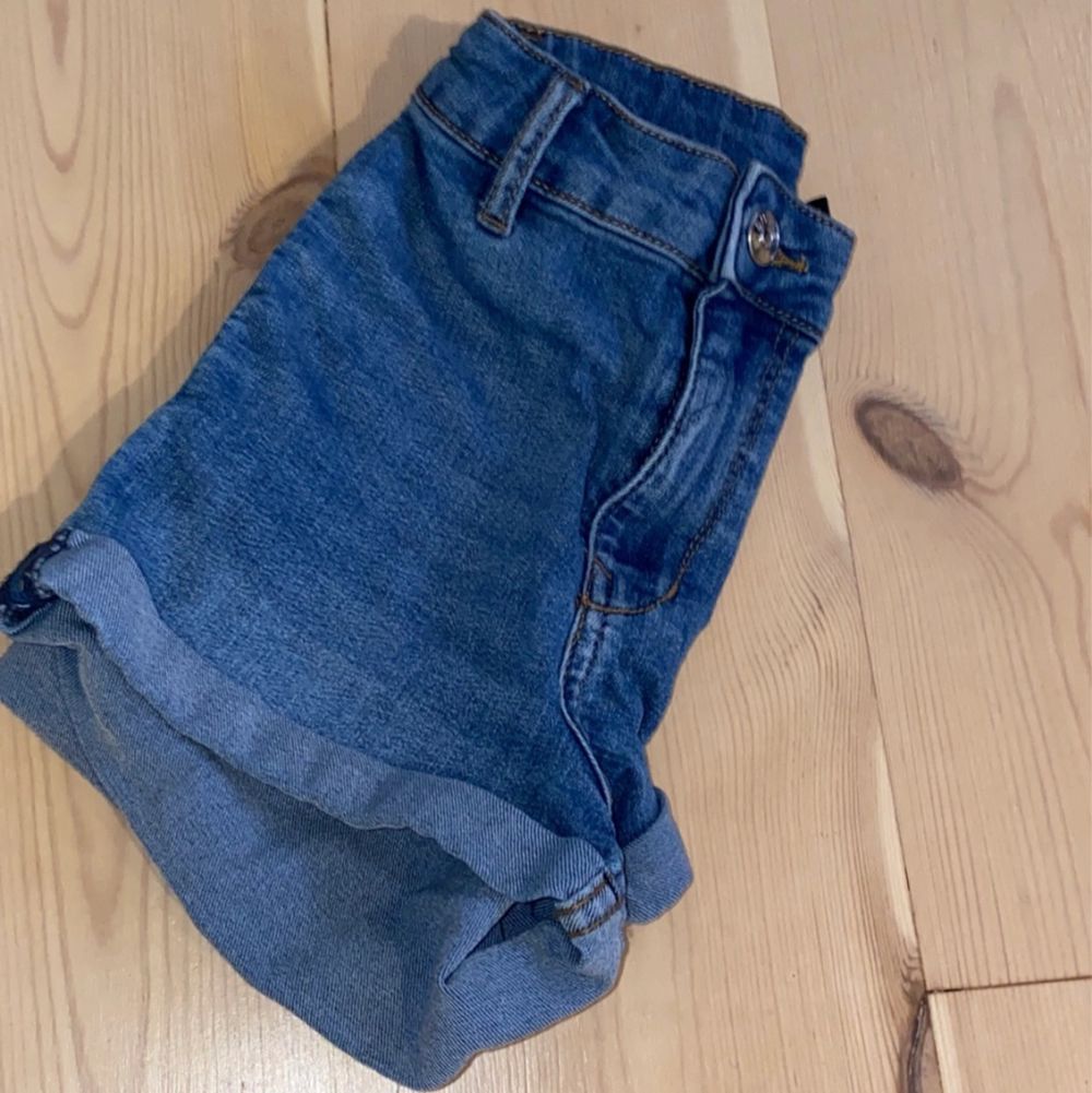 Högmidjade jeans shorts i storlek 32. Köpta från H&M och endast använda någon gång. Shorts.
