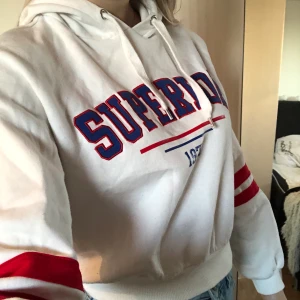 White cropped hoodie  - Fin vit croppad hoodie med detaljer ifrån H&M, i fint skick. ✨ 40 kr + frakt.