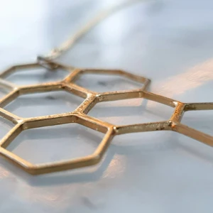 Honeycomb Halsband - Guldfärgat honeycomb halsband perfekt till en minimalistisk stilren outfit. Frakt ingår🥳😇