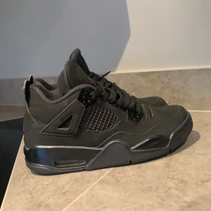 Jordan 4 Black Cat, storlek 38,5 - Säljer mina äkta Jordan 4 Black Cat (skokartong finns) dom är i mycket gott skick. Dom är i storlek 38,5 men känns mer som en 38. Budgivningen börjar på 1500kr köp direkt för 3200 + frakt!🙌🥰 (högsta bud ligger nu på 2700) Skriv om du har någon fråga. 
