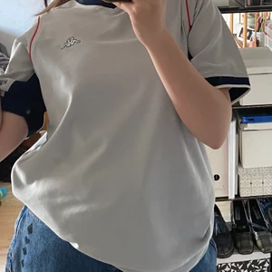 Kappa t-shirt i storlek s-m - En sjukt fin tröja med märket kappa i storlek small står det men passar m med skulle jag säga. I hur fint skick som helst, köpt från humana. 