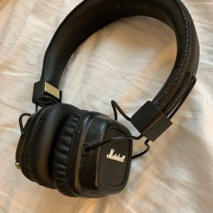 Marshall hörlurar - Sjukt coola Marshall hörlurar som är knappt använda! Köpta för 900kr för drygt 1 år sen o dom har bara legat o dammat. Dom är bluetooth. Man får hörlurarna och alla sladdar etc som kom med från början! Kan skicka dom i boxen dom kom i:) väldigt ljud dämpande för allt runt om! Bekväma och juster bara