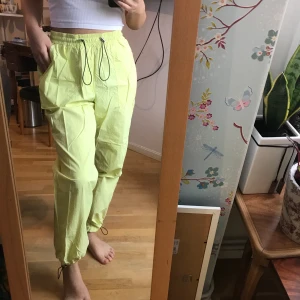 36 - Ett par galet snygga byxor som jag bara har använt en gång, de har legat i garderoben men de borde komma mer till användning. De är justerbara vid midjan och fötterna. Det är två stora fickor som rymmer mycket.  Nypris: 500kr 