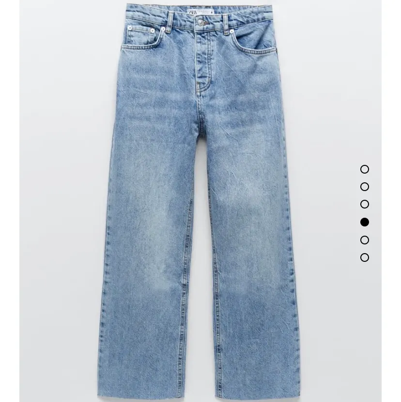 Raka jeans från Zara, Storlek 34. Använda endast en gång! Köparen betalar frakten!!💛. Jeans & Byxor.
