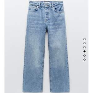 Raka jeans från Zara, Storlek 34. Använda endast en gång! Köparen betalar frakten!!💛