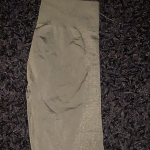 Seamless träningstights - Ett par jätte snygga gröna högmidjade seamless tights från h&m, så sjukt bekväma. Endast använda ca 2-3 ggr, säljer pga kommer ej till användning. En mörkare grön färg, så fint !
