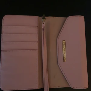 ideal of sweaden skal till iphone xr - Ett ideal of sweaden skal säljer till iphone xr. fint skick änvändt cirka 3 gånger. skicka om ni vill ha fler bilder. frakt tillkommer.