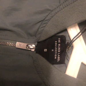 Tunn bomberjacka grön - Använd 2 gånger,köpt på lager157,perfekt sommar jacka