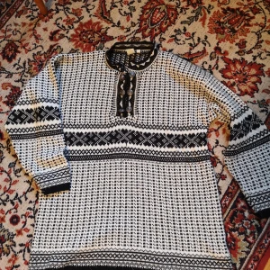 Vintage stickad tröja - lusekofta  - Gammal cool stickad lusekoftaaktig tröja. Dock ej i ull. Lite sliten i tyget men mkt kvar att ge!!!  Storlek Small. Sitter oversize på mig som är S.  