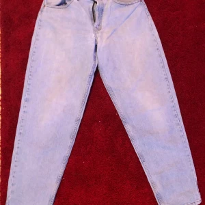 Levis 560 - 32W 32L, väldigt fint skick för att vara vintage. Ytterligare frågor, kontakta mig :)