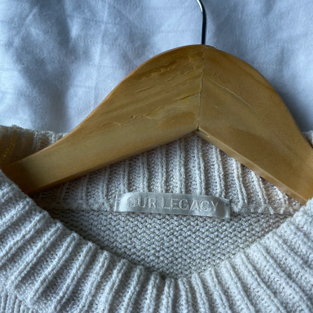 Oversized croppad stickad tröja, med en superfin passform. Använd men i väldigt fint skick, den har endast kemtvättats. . Tröjor & Koftor.