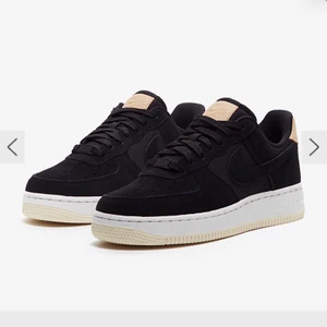 Nike air force 1 - Har ett par som inte används längre. De är använda och lite slitna men i helt skick. Insidan är sliten vid hälen men inget som syns från utsidan. Skriv för bilder