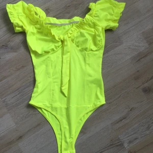Body från prettylittlething - Säljer denna fina oanvända body!!