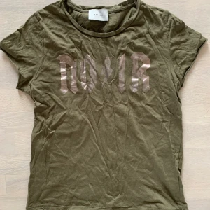 Neo Noir T-shirt strl S - Grön i bra skick