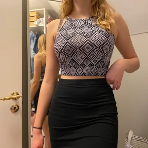 Tunn topp🖤 - Denna toppen har ett väldigt skönt material och sitter väldigt fint. Har använt den relativt mycket, men den är fortfarande som i nyskick utan fläckar eller skavanker. Man knäpper en knapp längst upp i nacken för att den ska sitta extra bra. Materialet är väldigt tunnt och luftigt vilket är perfekt för sommaren!🖤