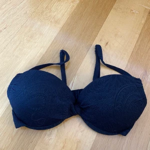 Bikinitopp str 36 - Från cubus