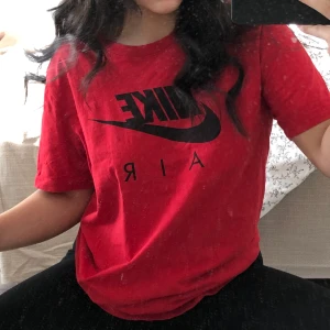 Röd Nike Air T-Shirt  - Verkligen inte använt denna tröjan en enda gång pga att jag inte gillar passformen på mig men den är otroligt snygg och trendig och perfekt till ett par vanliga jeans bara, den är i stl M men är ganska oversize och skulle passa allt från S-L. Frakt tillkommer 💕💕