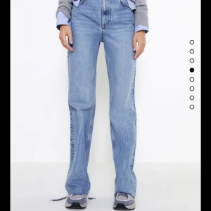 Zara jeans  - Ett par skit coola zara jeans som aldrig använts. (Dm:a för fler bilder) Strl 36 men skulle säga att dom passar strl neråt beroende på hur man vill att dom ska sitta. BUDA I KOMENTARERNA!!