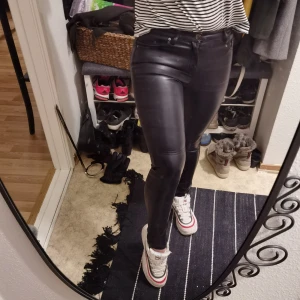 Skinnbyxor - Super coola lågmidjade svarta byxor i skinnimitation. Använda ett fåtal gånger då de inte riktigt passar mig i storlek. 