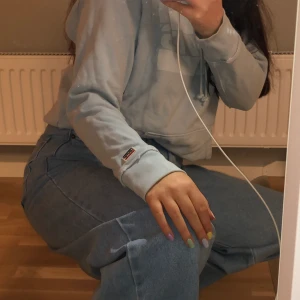 Levis Hoodie - Baby Blå hoodie från Levis i St S/M. Säljs för att jag har för många luvtröjor 🙈 Skicka ett DM eller skriv i kommentarsfältet 🌸