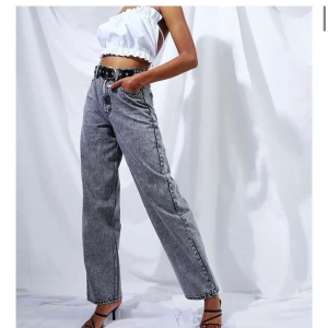Gråa vida jeans🖤 - Köpte här på plick men säljer då det är för långa för mig (163) strl 36❤️
