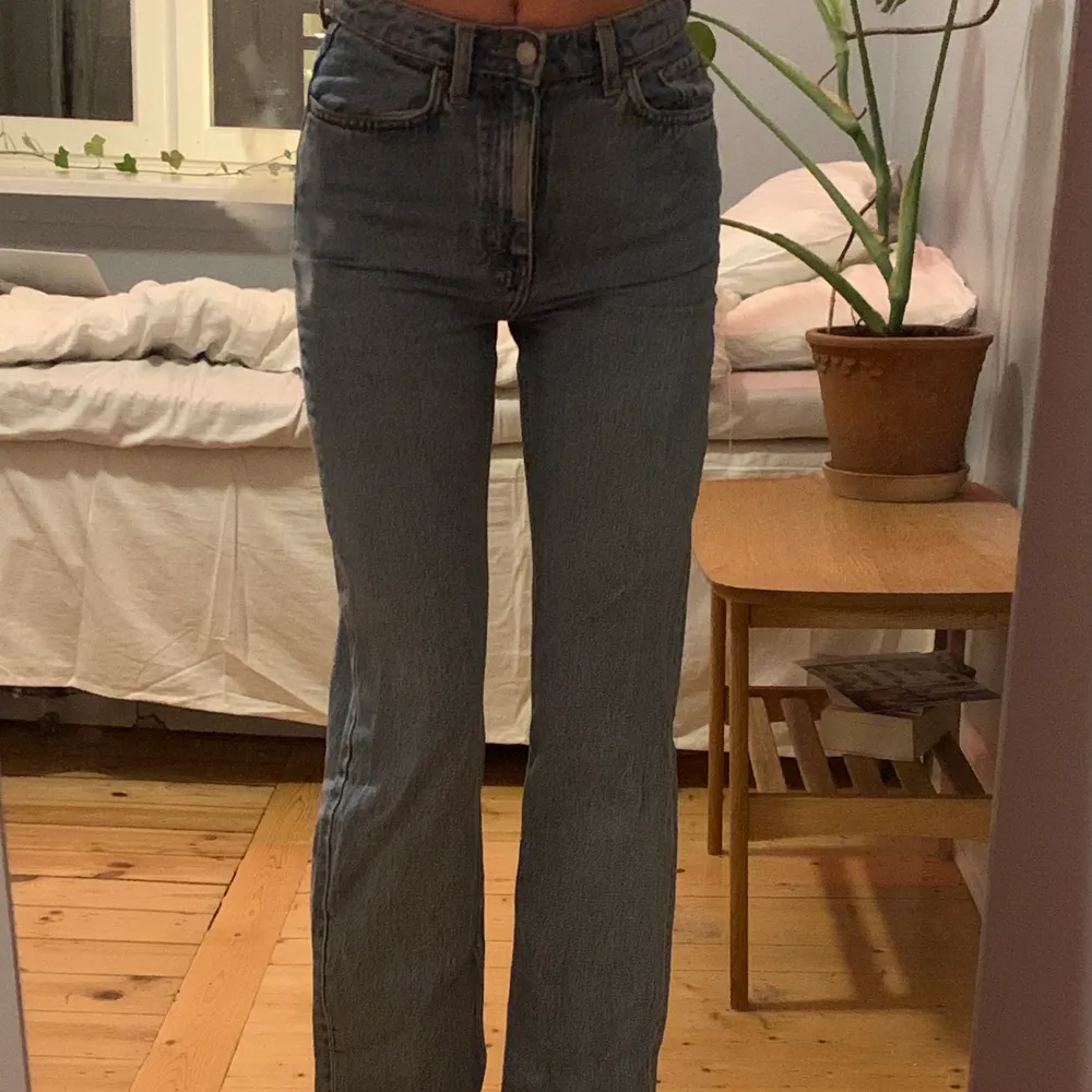 Jättefina straightleg jeans som tyvärr blivit lite för små för mig!⚡️Voyage från Weekday, köpta för 500kr. Buda i kommentarerna! Skriv för fler bilder 😁✨. Jeans & Byxor.