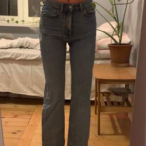 Jättefina straightleg jeans som tyvärr blivit lite för små för mig!⚡️Voyage från Weekday, köpta för 500kr. Buda i kommentarerna! Skriv för fler bilder 😁✨
