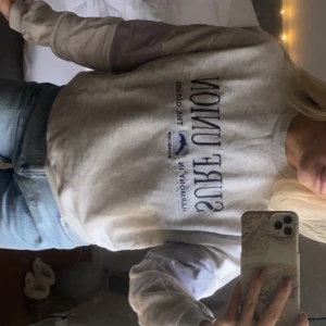 Sweater  - Snygg grå oversized tröja med blåa detaljer! Tröjan har texten ”surf union” i blått!! 