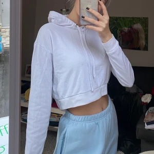 Vit hoddie🤍 - Jättefin och stilren hoddie! Den är i jättebra skick och det finns inget att klaga på! Köpt på hm för längesen!🤍
