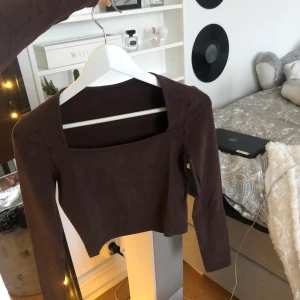 brun topp  - brun topp från shein 🤎 helt ny och oanvänd! storlek s. 120 ink frakt