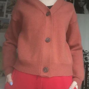 Kofta från Ginatricot  - Kofta från Gina tricot köpt för ett år sedan andvänd fåtal gånger. Blir budgivning om flera vill ha den.